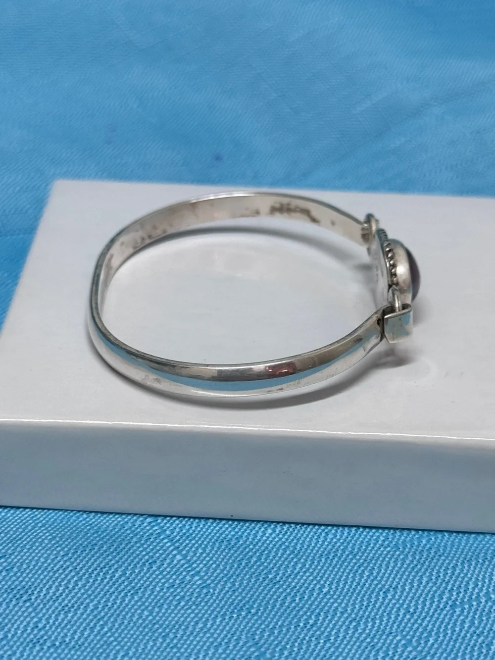 Vintage .925 bangle bracelet. Central bezel-set oval pink/purple Cats Eye Gem
